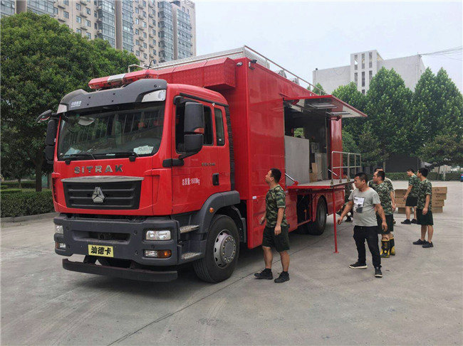 汕德卡餐饮车