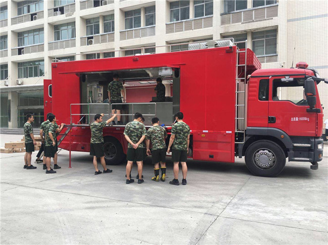 汕德卡餐饮车