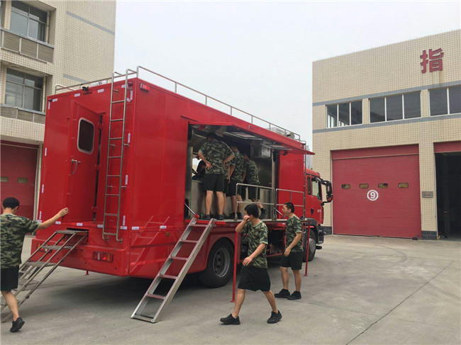 汕德卡餐饮车