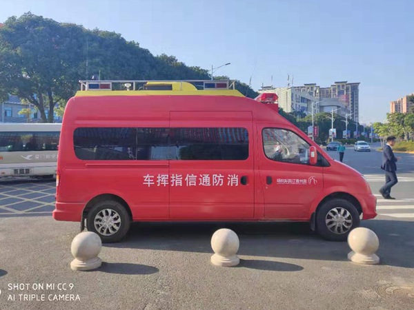 依维柯通讯指挥车
